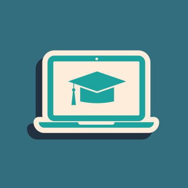 Mavi arka planda yalıtılmış ekran dizüstü bilgisayar simgesinde Yeşil Mezuniyet kapağı. Online öğrenme veya e-öğrenme kavramı. Uzun gölge stili. Vektör İllüstrasyonu