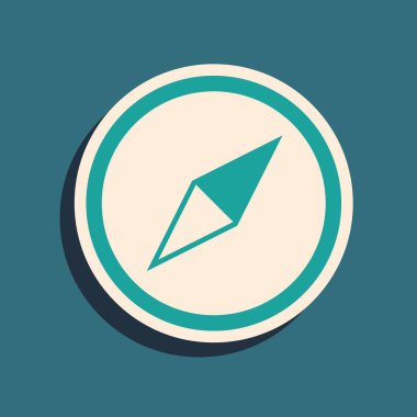 Yeşil Rüzgar mavi arka plan üzerinde izole gül simgesi. Seyahat için pusula simgesi. Navigasyon tasarımı. Uzun gölge stili. Vektör İllüstrasyonu