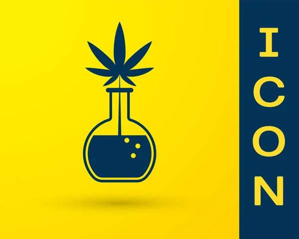 Tubo de ensayo Blue Chemical con marihuana o icono de hoja de cannabis aislado sobre fondo amarillo. Concepto de investigación. Concepto de aceite de CBD de laboratorio. Ilustración vectorial — Vector de stock