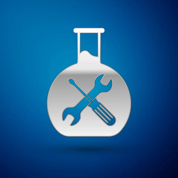 Bioengenharia de prata com chave de fenda e ícone de chave de fenda isolado no fundo azul. Ajuste, serviço, configuração, manutenção, reparação, fixação. Ilustração vetorial —  Vetores de Stock