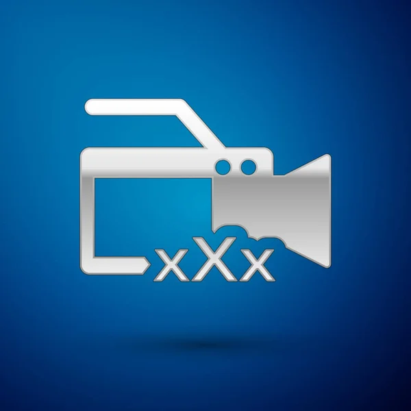 Srebrna kamera wideo z napisem XXX ikona wyizolowana na niebieskim tle. Symbol ograniczenia wieku. 18 plus znak treści. Kanał dla dorosłych. Ilustracja wektorowa — Wektor stockowy