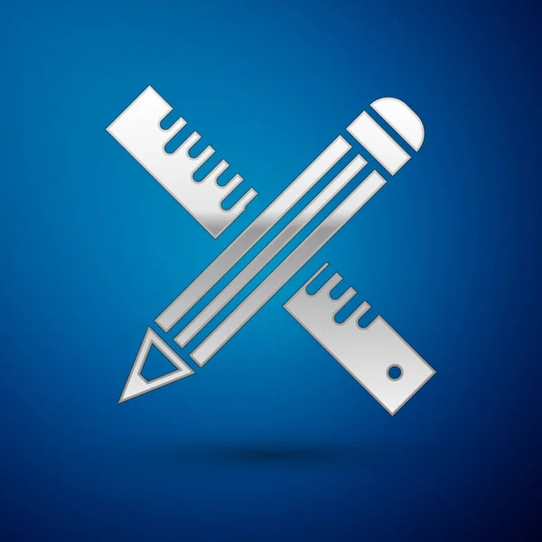 Silver Crossed régua e lápis ícone isolado no fundo azul. Símbolo simples. Ferramentas de desenho e educação. Ilustração vetorial —  Vetores de Stock