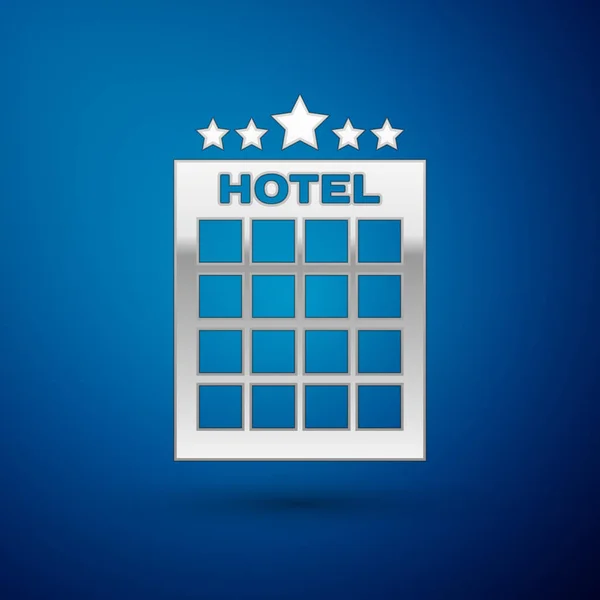 Silbernes Hotelbau-Symbol isoliert auf blauem Hintergrund. Vektorillustration — Stockvektor