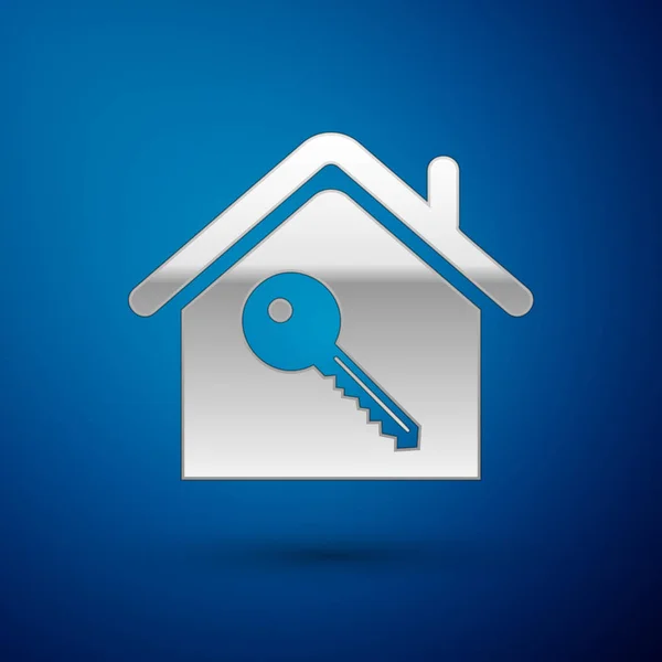 Gümüş Ev mavi arka plan üzerinde izole anahtar simgesi ile. Evin anahtar teslimi konsepti. Vektör İllüstrasyonu — Stok Vektör