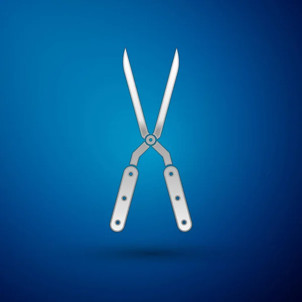 Серебряные ножницы ручной работы для триколора, выделенные на синем фоне. Обрезка ножниц с деревянными ручками. Векторная миграция — стоковый вектор