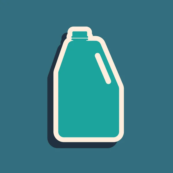 Vert Produits chimiques ménagers icône de bouteille en plastique vide isolé sur fond bleu. Détergent liquide ou savon, détachant, eau de Javel. Style ombre longue. Illustration vectorielle — Image vectorielle