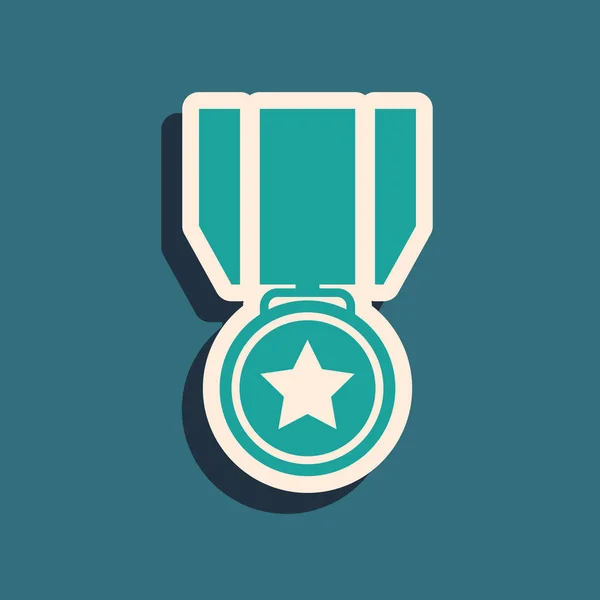 Medalla Verde con icono de estrella aislado sobre fondo azul. Signo de logro del ganador. Medalla de premio. Estilo de sombra larga. Ilustración vectorial — Archivo Imágenes Vectoriales