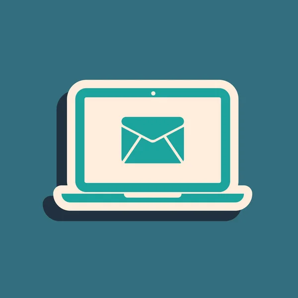 Laptop verde com envelope e e-mail aberto no ícone de tela isolado no fundo azul. E-mail marketing, conceitos de publicidade na internet. Estilo de sombra longo. Ilustração vetorial — Vetor de Stock