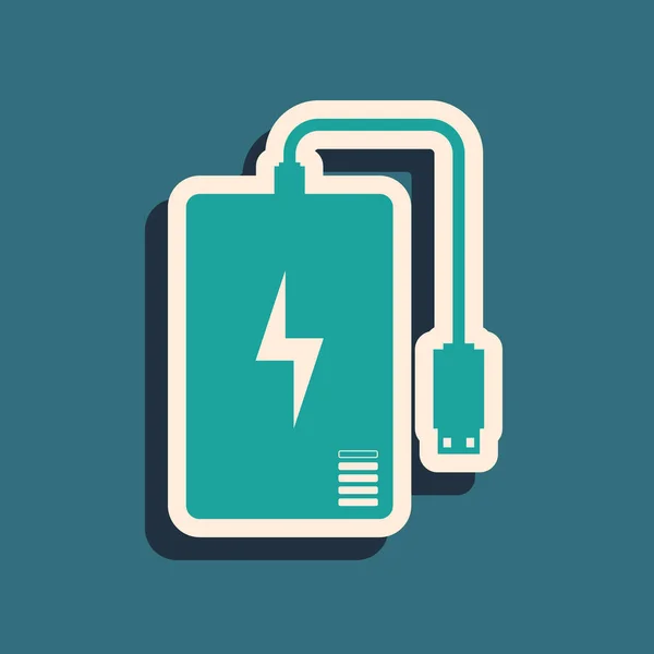 Banco de energía verde con diferentes icono de cable de carga aislado sobre fondo azul. Dispositivo de carga portátil. Estilo de sombra larga. Ilustración vectorial — Archivo Imágenes Vectoriales