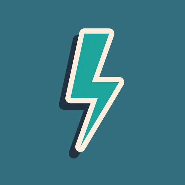 Groene bliksemschicht pictogram geïsoleerd op blauwe achtergrond. Flash-pictogram. Laad flits pictogram. Thunder Bolt. Verlichting staking. Lange schaduwstijl. Vector illustratie — Stockvector