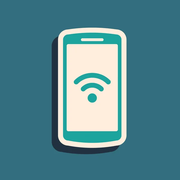 Groene smartphone met gratis Wi-Fi draadloze verbinding icoon geïsoleerd op blauwe achtergrond. Draadloze technologie, draadloos netwerk, hotspot concepten. Lange schaduwstijl. Vector illustratie — Stockvector
