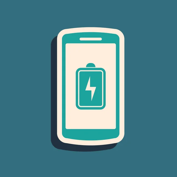 Icono de carga de batería Smartphone verde aislado sobre fondo azul. Teléfono con una carga de batería baja. Estilo de sombra larga. Ilustración vectorial — Vector de stock