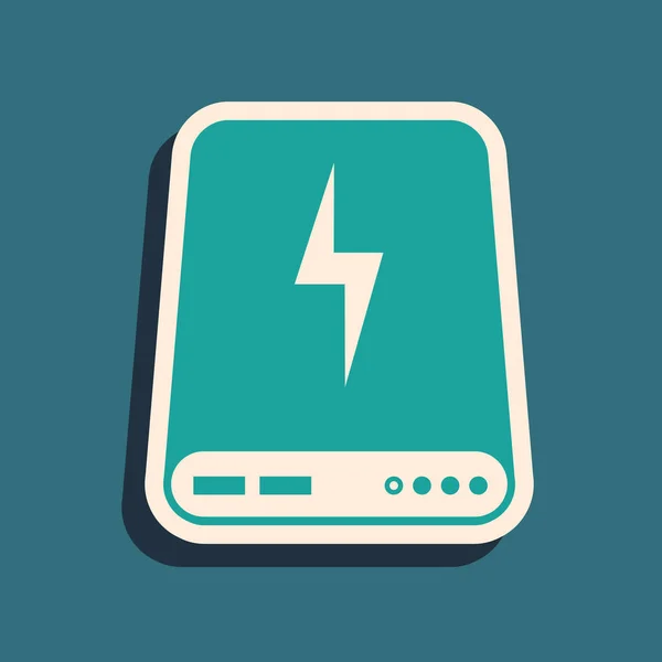 Groene Power Bank pictogram geïsoleerd op blauwe achtergrond. Draagbaar oplaadapparaat. Lange schaduwstijl. Vector illustratie — Stockvector