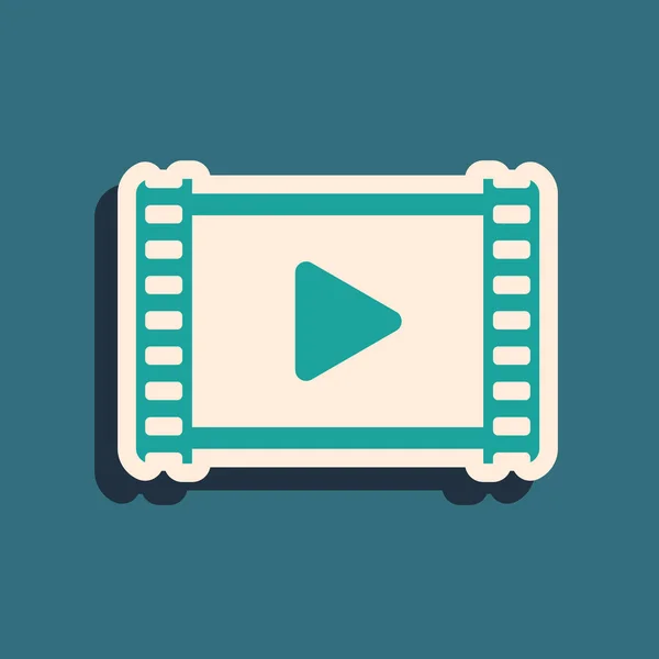 Icône Lecture vidéo verte isolée sur fond bleu. Bande de film avec panneau de jeu. Style ombre longue. Illustration vectorielle — Image vectorielle