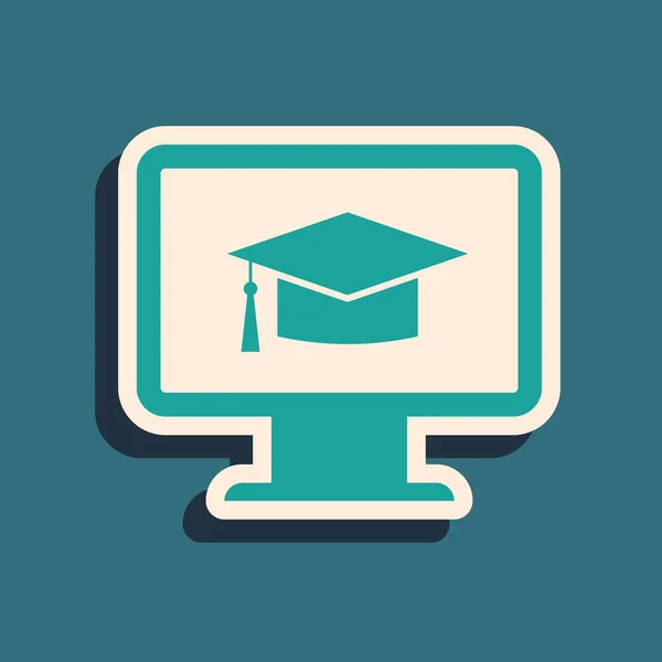 Monitor de ordenador verde con icono de la tapa de graduación aislado sobre fondo azul. Concepto de aprendizaje en línea o aprendizaje electrónico. Símbolo de conocimiento de Internet. Estilo de sombra larga. Ilustración vectorial — Vector de stock