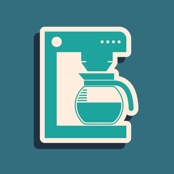 Zelený kávovar s ikonou skleněného hrnce izolovanou na modrém pozadí. Dlouhý styl stínu. Vektorová ilustrace — Stockový vektor