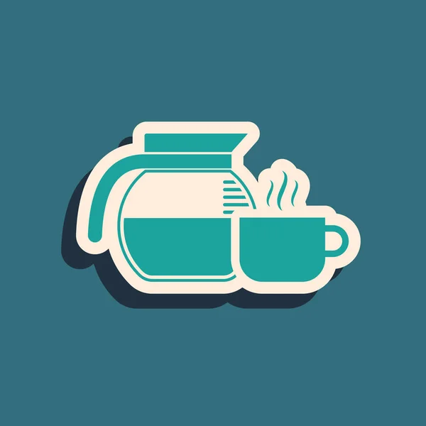 Cafetière verte avec icône de tasse isolée sur fond bleu. Style ombre longue. Illustration vectorielle — Image vectorielle