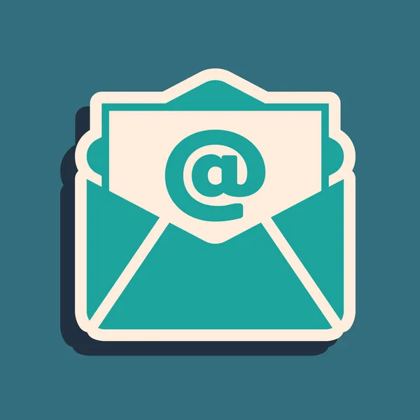 Zelená pošta a ikona e-mailu izolované na modrém pozadí. E-mail s symbolem obálky. Symbol e-mailové zprávy. Dlouhý styl stínu. Vektorová ilustrace — Stockový vektor