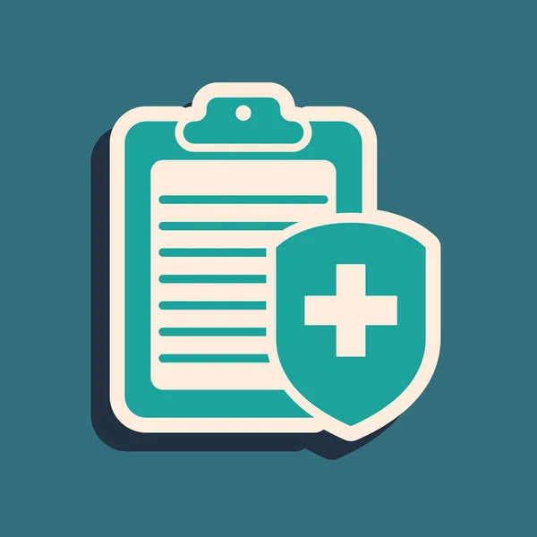 Zelená schránka s ikonou lékařského pojištění izolovaná na modrém pozadí. Ochrana pacienta. Schránka a štít s křížkem. Dlouhý styl stínu. Vektorová ilustrace — Stockový vektor