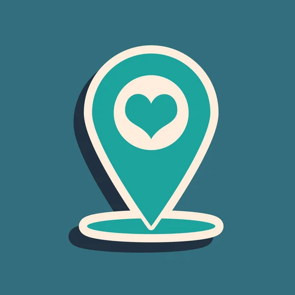 Mavi arka planda izole edilmiş kalp simgesine sahip Yeşil Harita işaretçisi. Uzun gölge stili. Vektör İllüstrasyonu