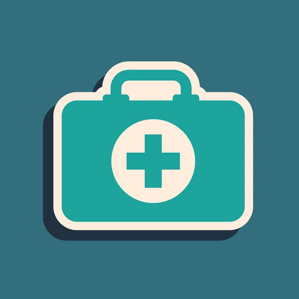 Ikon kotak P3K hijau diisolasi dengan latar belakang biru. Kotak medis dengan salib. Peralatan medis untuk keadaan darurat. Konsep perawatan kesehatan. Gaya bayangan panjang. Ilustrasi Vektor - Stok Vektor