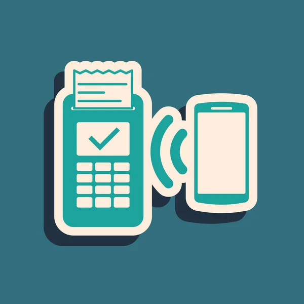 Groene POS-Terminal met afgedrukte ontvangsten en bevestigt de betaling met het pictogram van de smartphone geïsoleerd op blauwe achtergrond. NFC-betalings concept. Lange schaduwstijl. Vector illustratie — Stockvector