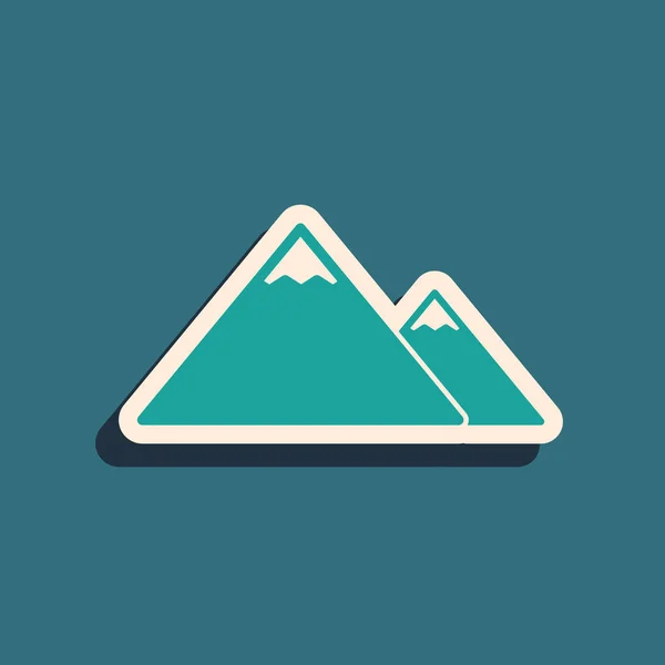 Icono de Green Mountains aislado sobre fondo azul. Símbolo de victoria o concepto de éxito. Estilo de sombra larga. Ilustración vectorial — Vector de stock