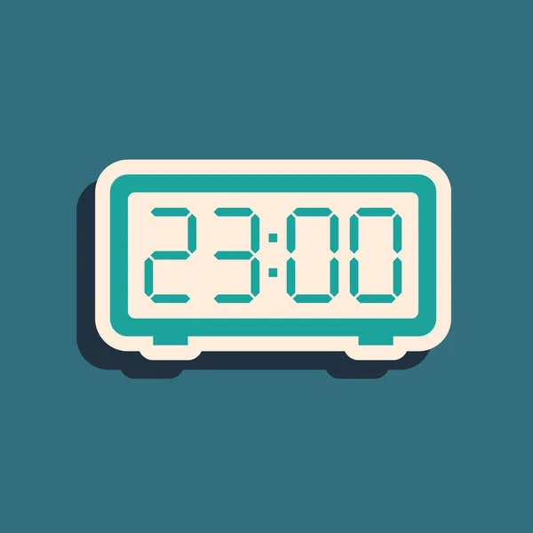 Icono de despertador digital verde aislado sobre fondo azul. Reloj despertador electrónico. Icono de tiempo. Estilo de sombra larga. Ilustración vectorial — Vector de stock