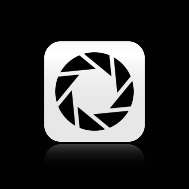 Siyah Kamera deklanşör simgesi siyah arka planda yalıtılmış. Gümüş kare düğme. Vektör İllüstrasyonu