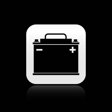 Siyah Arka plan da yalıtılmış siyah araba pil simgesi. Akümülatör pil enerji gücü ve elektrik akümülatör pil. Gümüş kare düğme. Vektör İllüstrasyonu