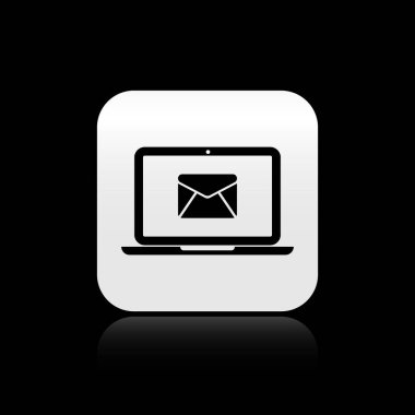 Siyah arka planda izole ekran simgesi zarf ve açık e-posta ile Siyah Laptop. E-posta pazarlama, internet reklam kavramları. Gümüş kare düğme. Vektör İllüstrasyonu