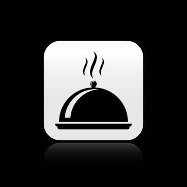 Siyah siyah arka plan üzerinde izole gıda simgesi bir tepsi ile kaplı. Tepsi ve kapak işareti. Kapaklı restoran cloche. mutfak sembolü. Gümüş kare düğme. Vektör İllüstrasyonu