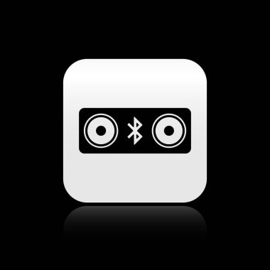 Siyah Bluetooth hoparlörler simgesi siyah arka planda yalıtılmış. Bluetooth stereo hoparlör. Gümüş kare düğme. Vektör İllüstrasyonu