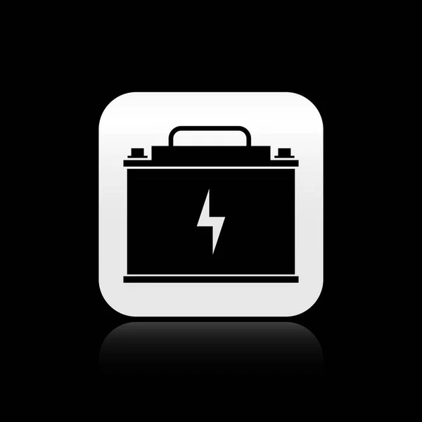 Schwarzes Autobatterie-Symbol isoliert auf schwarzem Hintergrund. Akkumulatorbatterie und Akkumulatorbatterie. Blitzschlag. Silberner quadratischer Knopf. Vektorillustration — Stockvektor