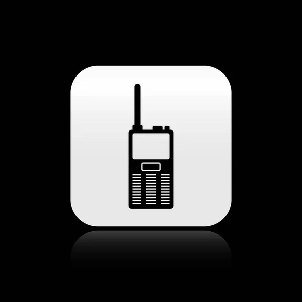 Negro Walkie talkie icono aislado sobre fondo negro. Icono del transmisor de radio portátil. Señal del transceptor de radio. Botón cuadrado plateado. Ilustración vectorial — Vector de stock