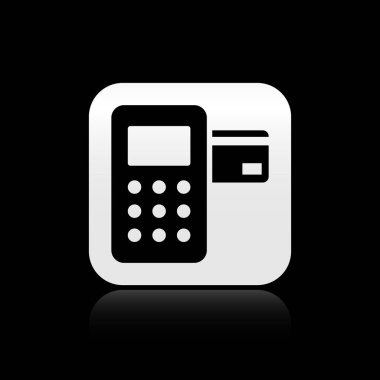 Siyah arka planda izole edilmiş kredi kartı simgesine eklenen Siyah Pos terminali. Ödeme terminali işlemi. Gümüş kare düğme. Vektör İllüstrasyonu