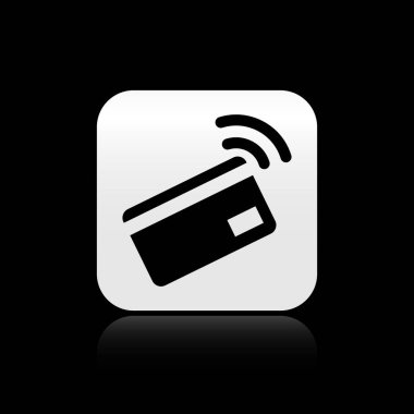 Siyah arka planda izole edilmiş nfc kart simgesine sahip Siyah Temassız ödeme. Radyo dalga işareti olan kart. Kredi kartı ödemesi. Gümüş kare düğme. Vektör İllüstrasyonu