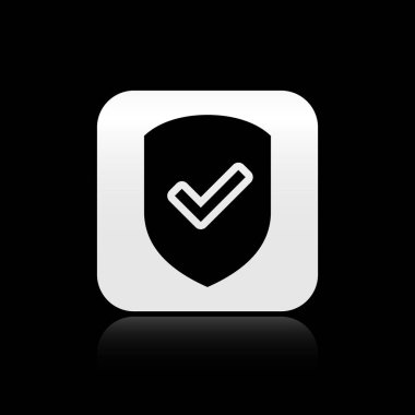 Siyah arka planda yalıtılmış onay işareti simgesine sahip Siyah Kalkan. Koruma sembolü. Güvenlik denetimi Simgesi. Onay işareti simgesini işaretleyin. Gümüş kare düğme. Vektör İllüstrasyonu