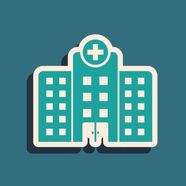 Yeşil Tıp hastane binası çapraz simge mavi arka plan izole ile. Tıp merkezi. Sağlık. Uzun gölge stili. Vektör İllüstrasyonu