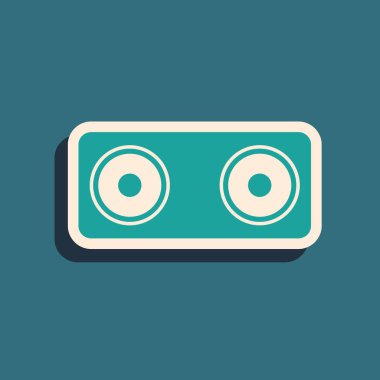 Mavi arka planda yalıtılmış Yeşil Stereo hoparlör simgesi. Ses sistemi hoparlörleri. Müzik simgesi. Müzik sütun hoparlör bas ekipmanları. Uzun gölge stili. Vektör İllüstrasyonu