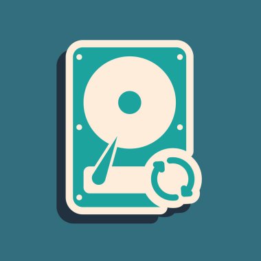 Yeşil Sabit disk sürücüsü Hdd eşitleme simgesi mavi arka planda yalıtılmış. Uzun gölge stili. Vektör İllüstrasyonu