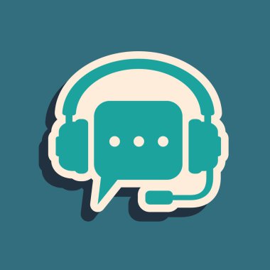 Mavi arka planda izole edilmiş konuşma balonu simgesine sahip Yeşil Kulaklıklar. Destek müşteri hizmetleri, yardım hattı, çağrı merkezi, kılavuz, bakım. Uzun gölge stili. Vektör İllüstrasyonu