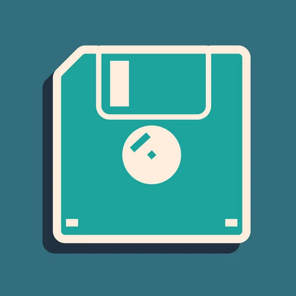 Disco flexible verde para el icono de almacenamiento de datos de la computadora aislado sobre fondo azul. Signo de disquete. Estilo de sombra larga. Ilustración vectorial — Vector de stock