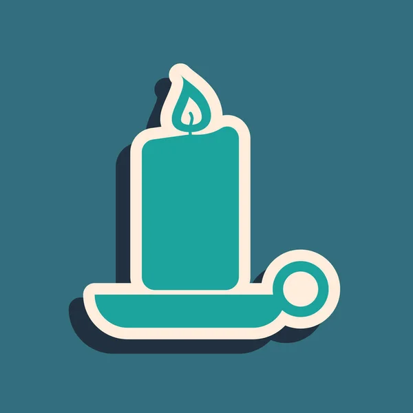 Candela verde Burning in icona candeliere isolato su sfondo blu. Una vecchia candela accesa. Candela cilindrica bastone con fiamma ardente. Lungo stile ombra. Illustrazione vettoriale — Vettoriale Stock