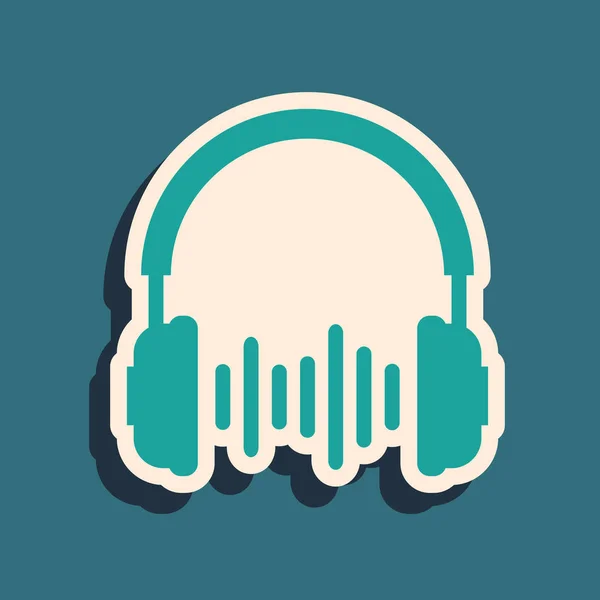 Gröna hörlurar och ljudvågor ikon isolerad på blå bakgrund. Koncept objekt för att lyssna på musik, service, kommunikation och operatör. Lång skugg stil. Vektor illustration — Stock vektor