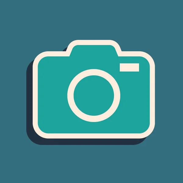 Πράσινο εικονίδιο κάμερα φωτογραφία απομονωθεί σε μπλε φόντο. Εικονίδιο κάμερας Foto. Μεγάλο στυλ σκιάς. Απεικόνιση διανυσματικών φορέων — Διανυσματικό Αρχείο