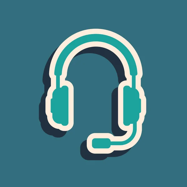 Grüne Kopfhörer mit Mikrofonsymbol isoliert auf blauem Hintergrund. Konzeptobjekt zum Hören von Musik, Service, Kommunikation und Bedienung. Lange Schatten. Vektorillustration — Stockvektor