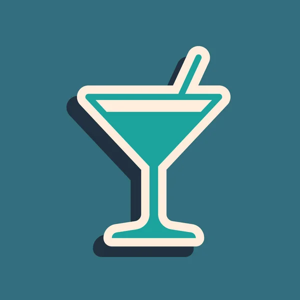 Icône en verre Martini vert isolé sur fond bleu. Icône de cocktail. icône de verre de vin. Style ombre longue. Illustration vectorielle — Image vectorielle