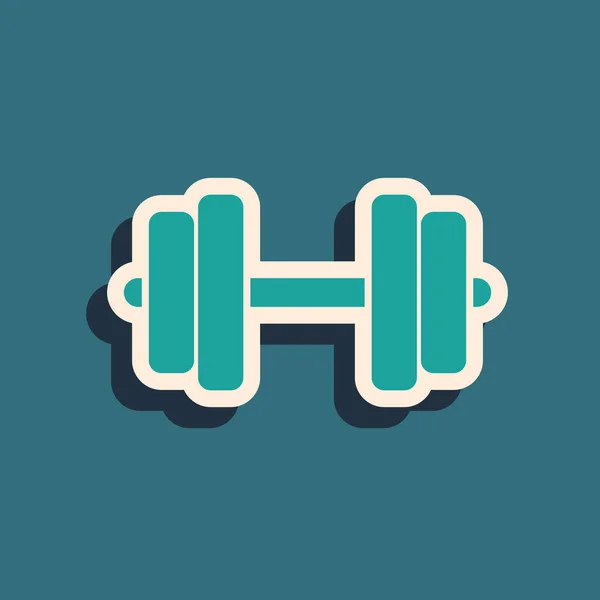 Зеленый значок Dumbbell изолирован на синем фоне. Значок для поднятия мышц, фитнес-штанга, значок тренажерного зала, символ спортивного инвентаря, штанга. Длинный стиль тени. Векторная миграция — стоковый вектор