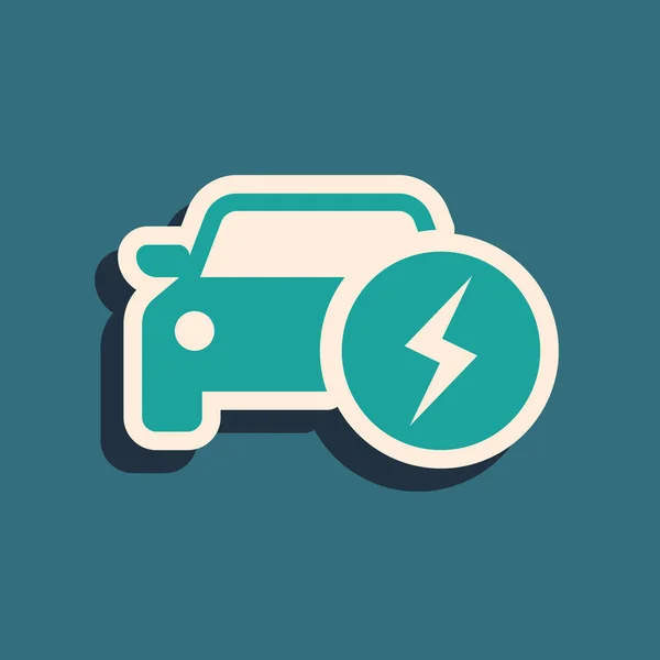 Green Electric coche y cable eléctrico enchufe icono de carga aislado sobre fondo azul. Tecnologías ecológicas renovables. Estilo de sombra larga. Ilustración vectorial — Vector de stock